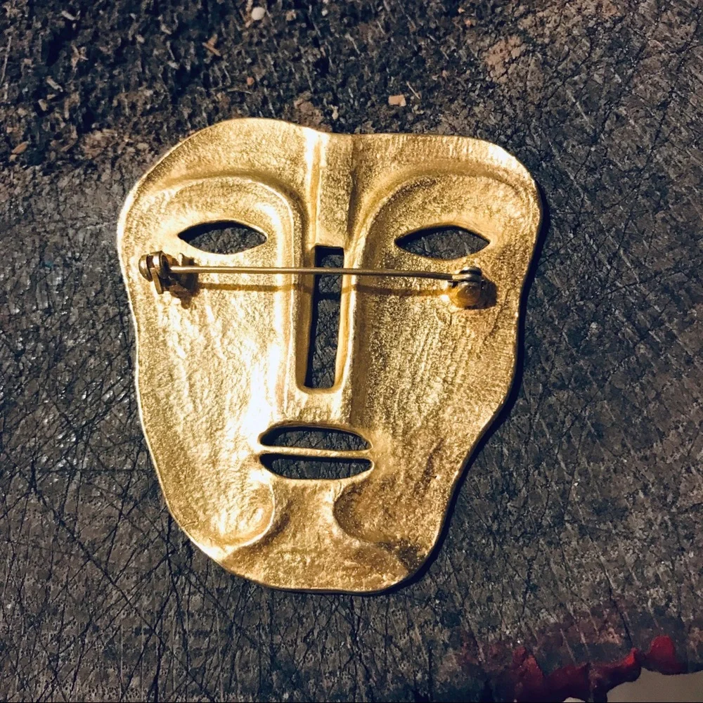 Vintage 70s face mask pin gold tone theatrical